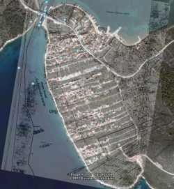 preklopljena karta i zrana snimka